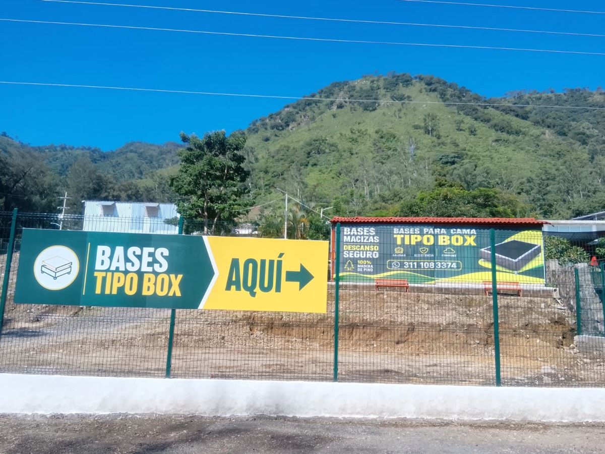 Letrero de Bases Tipo Box a pie de carretera señalando la entrada al local