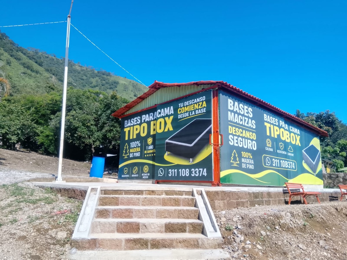 Local de Bases Tipo Box sobre el Libramiento Tepic-Guadalajara, con la lona de la marca al frente